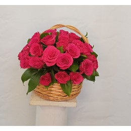 Basket with flowers Raspberry pleasure