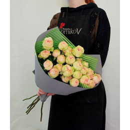 Bouquet of bushy peony-shaped roses Bombastic