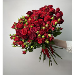 Букет красных кустовых роз 