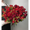Букет красных кустовых роз 