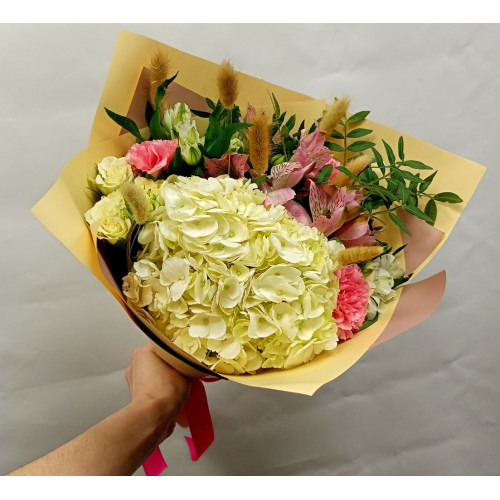 Bouquet with hydrangea Caramel